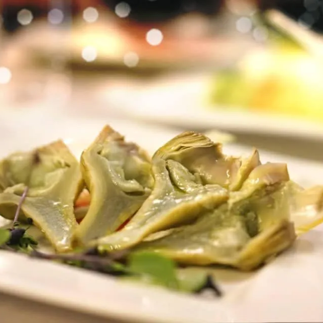 Un primo piano di un piatto di carciofi su un tavolo.