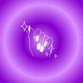 Illustrazione in bianco e nero di una mano con unghie curate e dettagli scintillanti, su uno sfondo di un vivace gradiente viola.