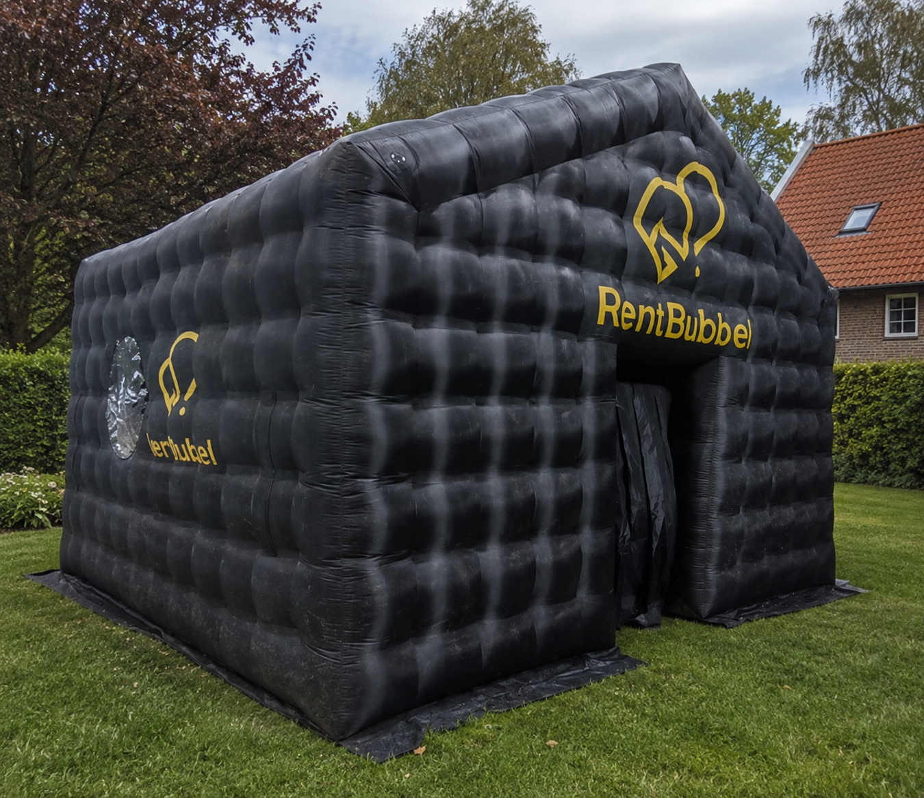 Zwarte opblaasbare evenemententent met het logo 