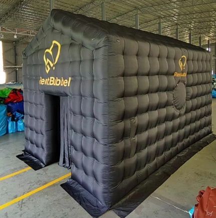 Zwarte opblaasbare constructie met gouden 