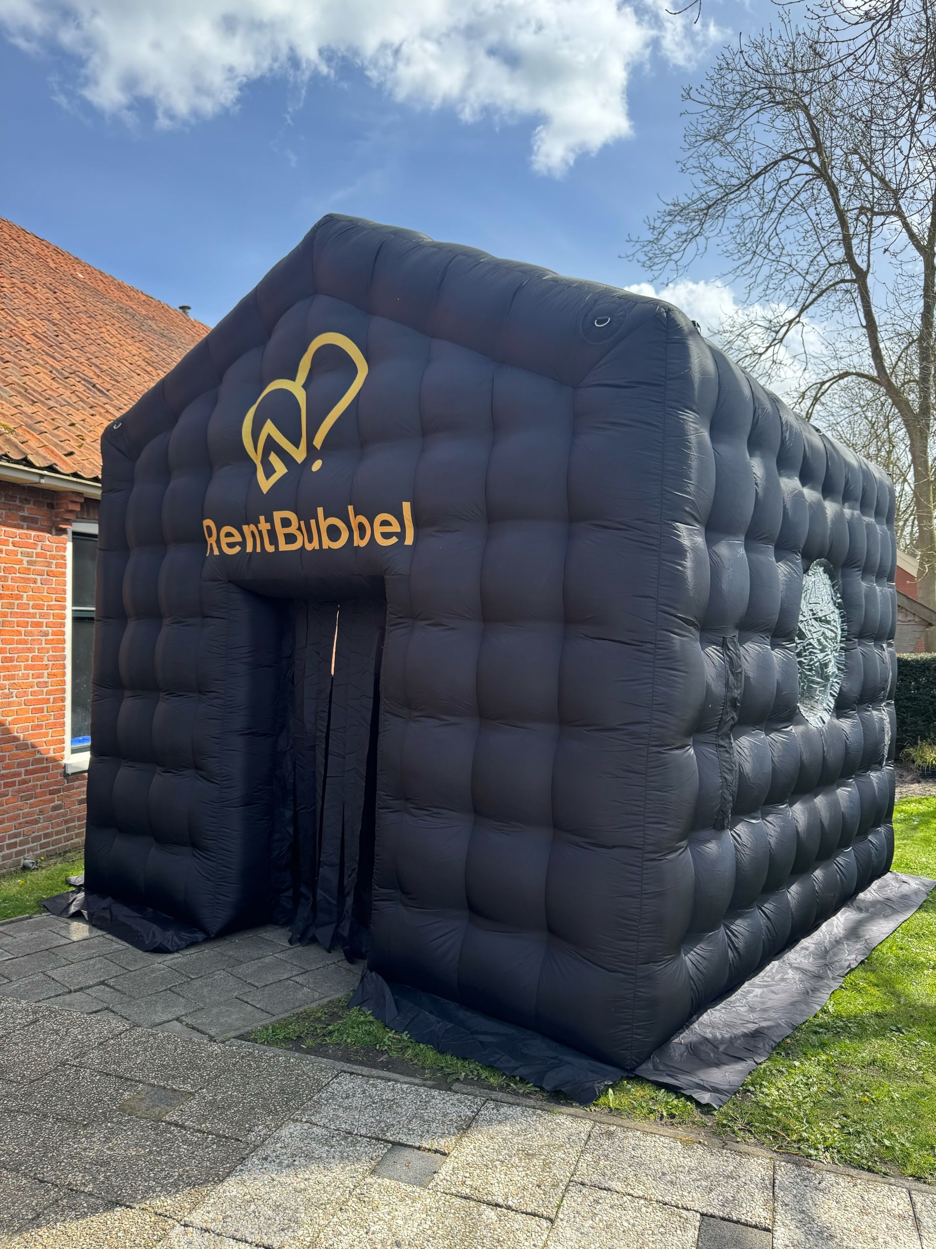 Zwarte opblaasbare evenemententent met het logo 