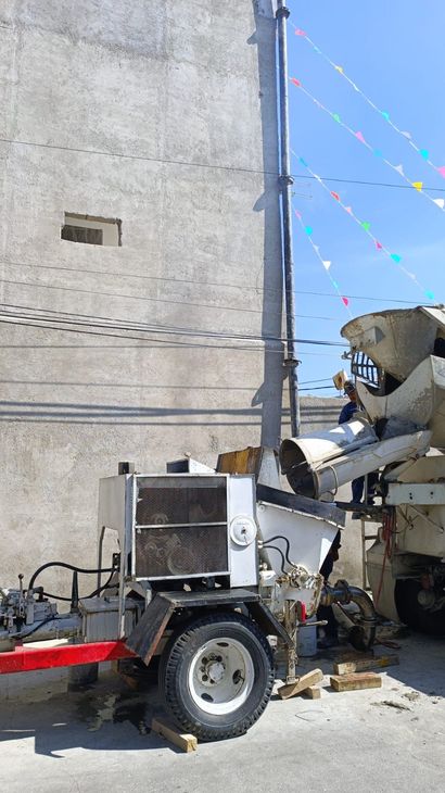 Operador de bombeo de concreto en obra