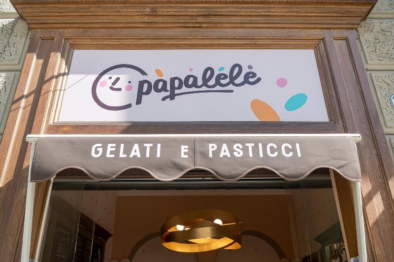 Una persona sta tagliando un pezzo di formaggio su un tagliere.
