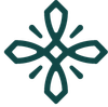 Emblema a forma di croce color verde acqua con petali stilizzati e linee radianti.