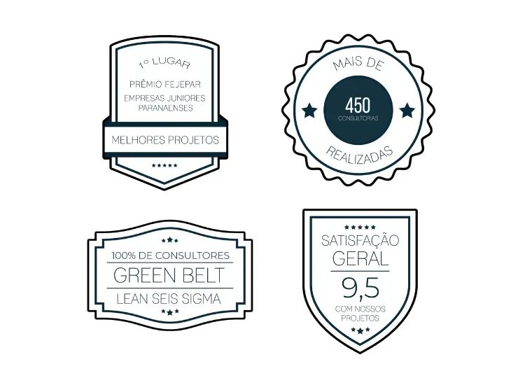 Quatro distintivos de premiação com texto em português; um distintivo preto em forma de estrela indica 450, os outros indicam faixa verde e satisfação 9,5.