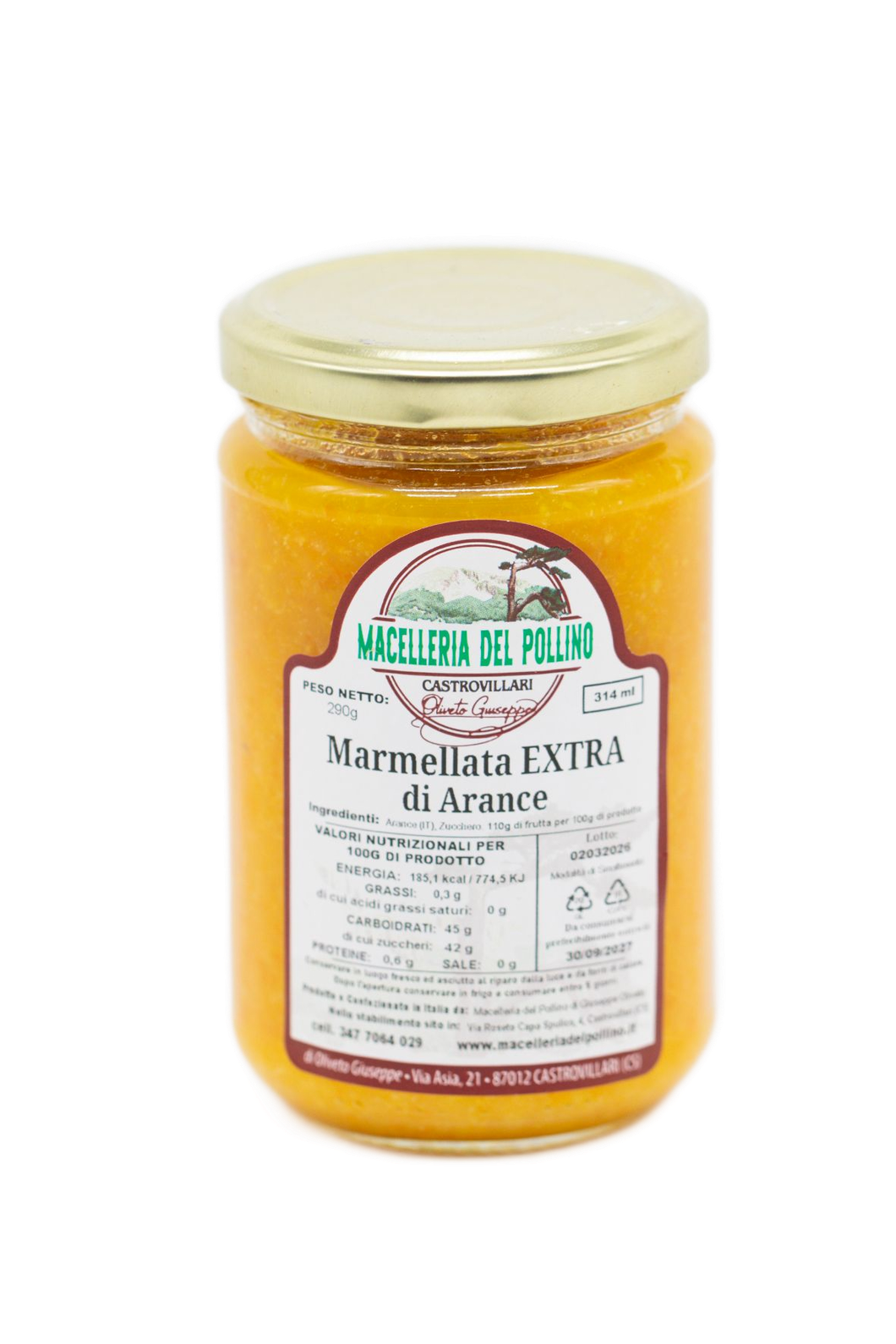 Tre vasetti di vetro di marmellata d'arance con coperchi dorati su sfondo bianco.