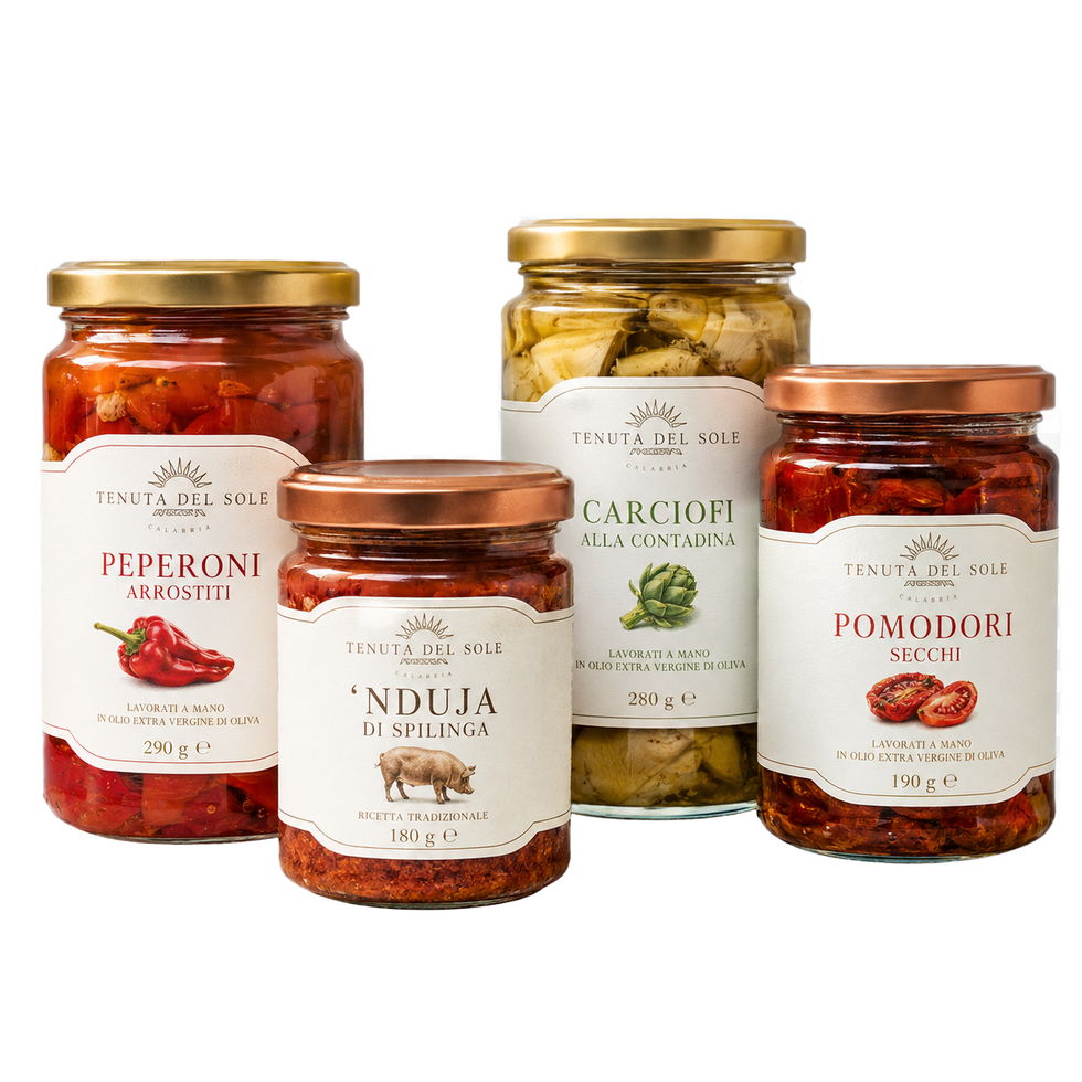 Quattro vasetti di vetro contenenti conserve e creme spalmabili italiane su sfondo bianco.