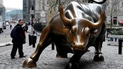 Wall Street Bull sculpture New york city - Moving and Furniture Delivery by 49Van