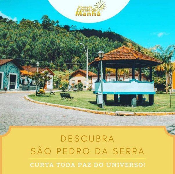 Uma praça pitoresca com um mirante, bancos e colinas verdejantes ao fundo, sob um céu azul. O texto promove São Pedro.