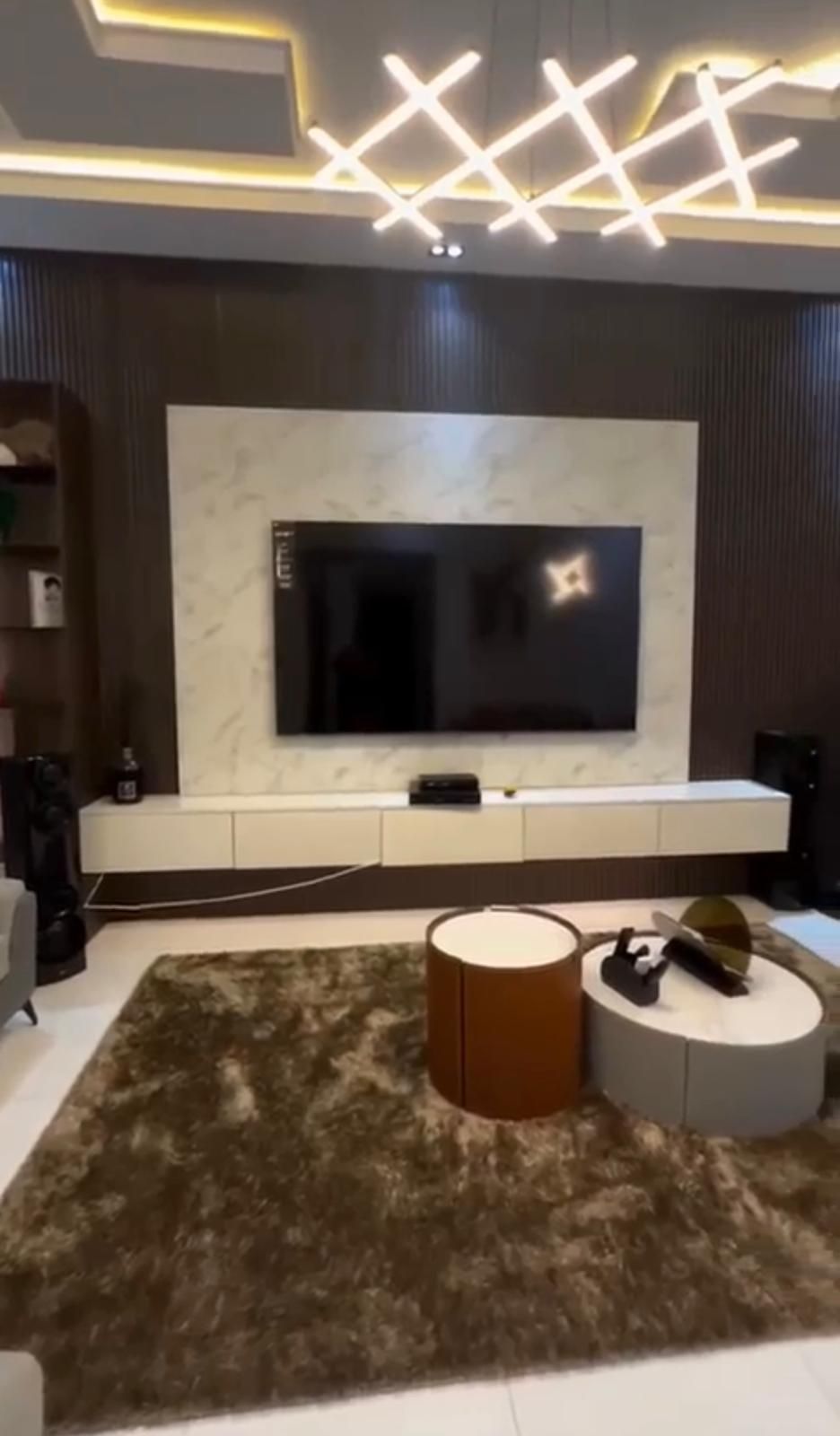 A living room with a flat screen tv on the wall