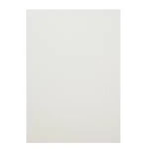 Papel rectangular blanco sobre fondo blanco.