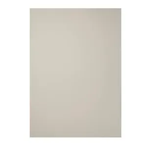 Trozo rectangular de papel gris claro.