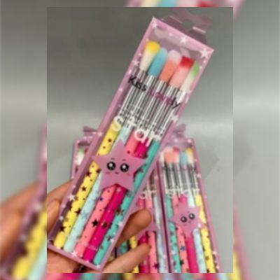 Cuatro juegos de pinceles de maquillaje con forma de cola de sirena en un empaque transparente, cada uno con mangos