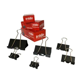 Clips de carpeta negros esparcidos alrededor de cajas de clips Triton rojas.