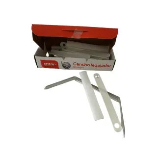 Caja de clips de carpeta de plástico y metal de color blanco, con algunos clips en el exterior de la caja.