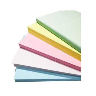 Pilas de papel de colores pastel: azul, blanco, rosa, amarillo y verde.