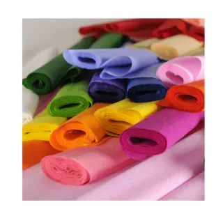 Papel de seda enrollado de colores en varios tonos, algunos enfocados y otros borrosos.