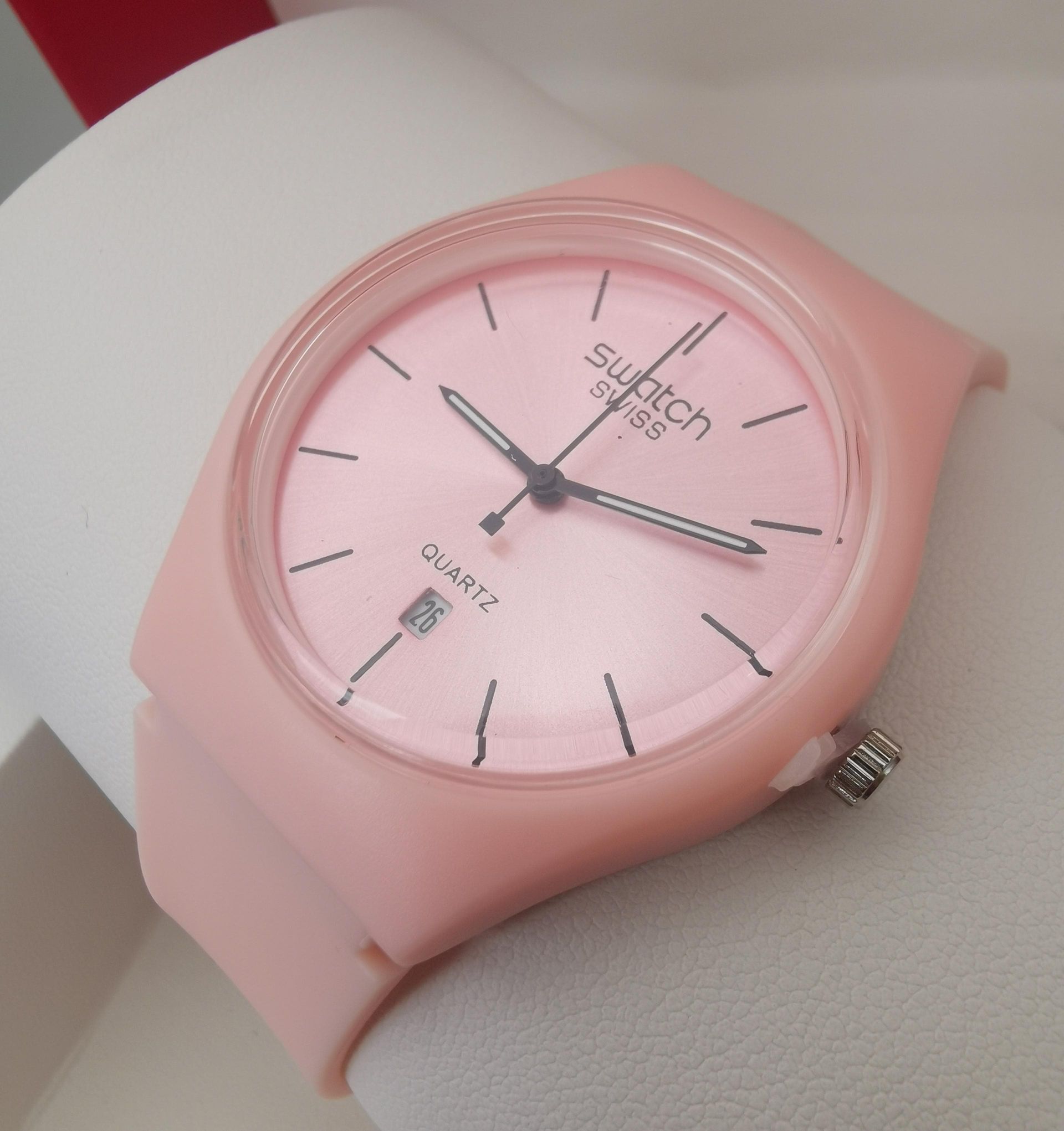 Reloj de pulsera Swatch de cuarzo rosa con agujas y fecha en color negro.