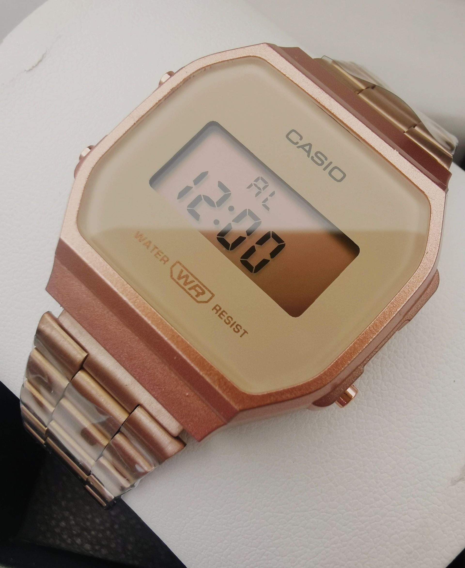 Reloj digital Casio dorado con indicación de las 12:40. Resistente al agua.