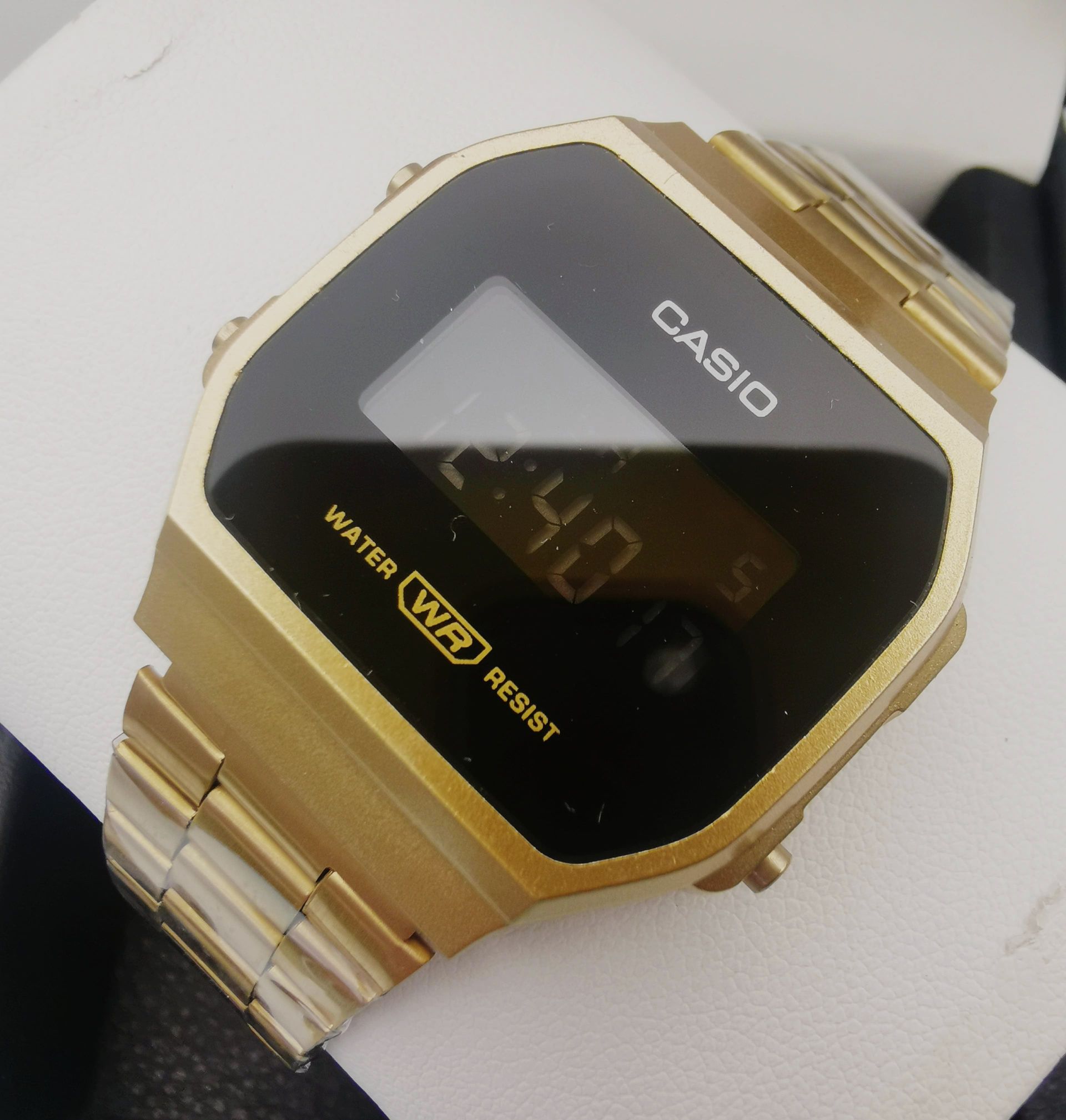 Reloj digital Casio dorado con indicación de las 12:40. Resistente al agua.