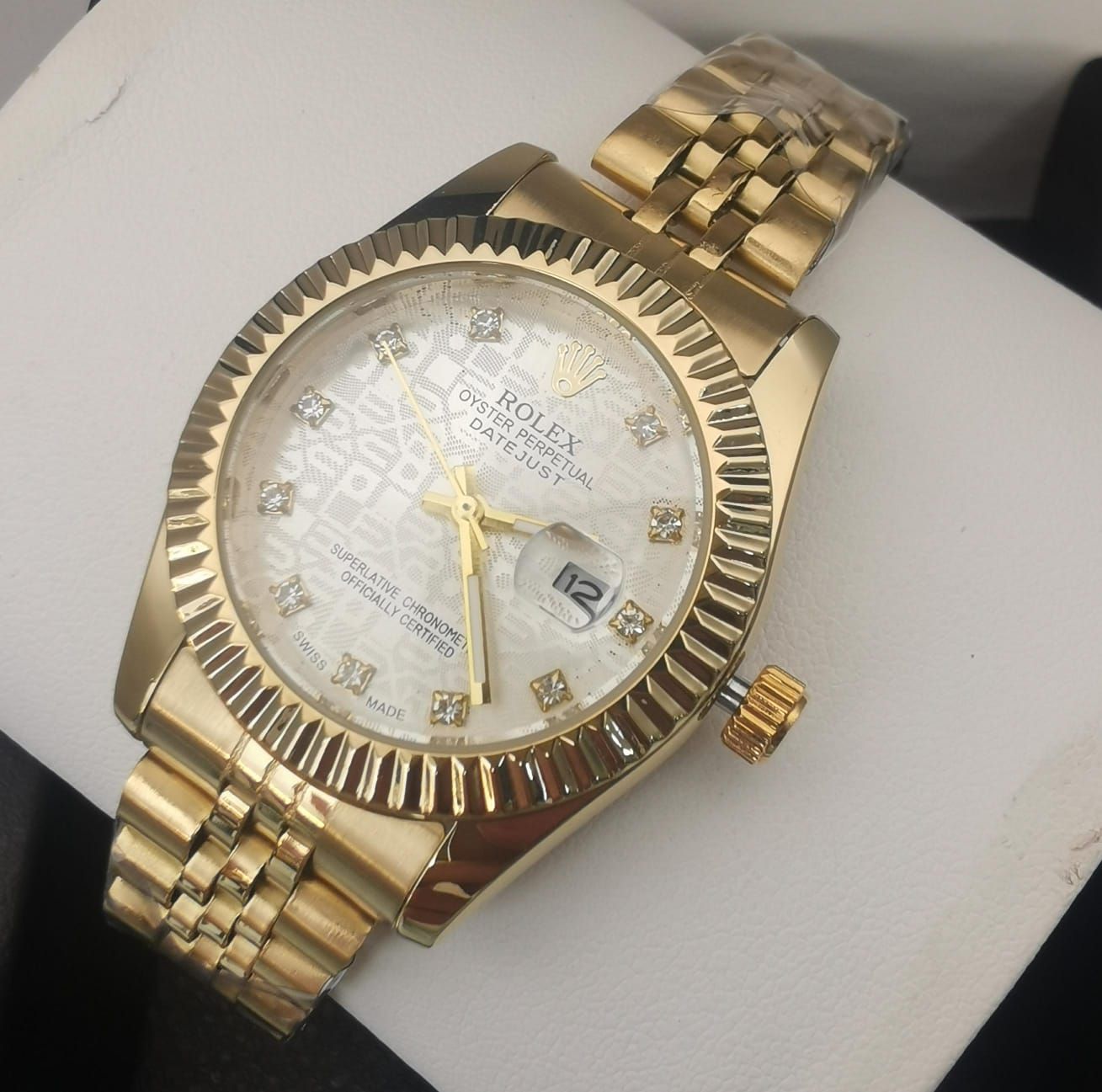 Reloj Rolex de oro rosa con esfera estampada y marcadores de hora de diamantes.