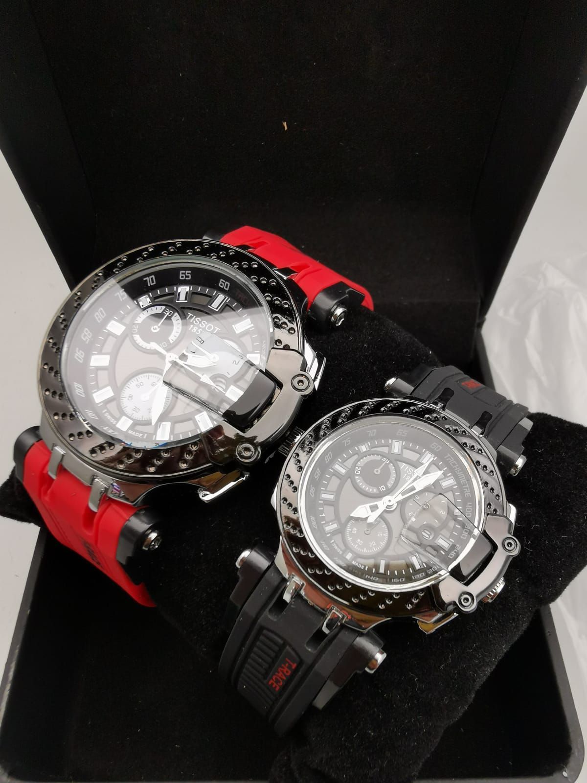 Dos relojes de pulsera de gran tamaño, negros y plateados