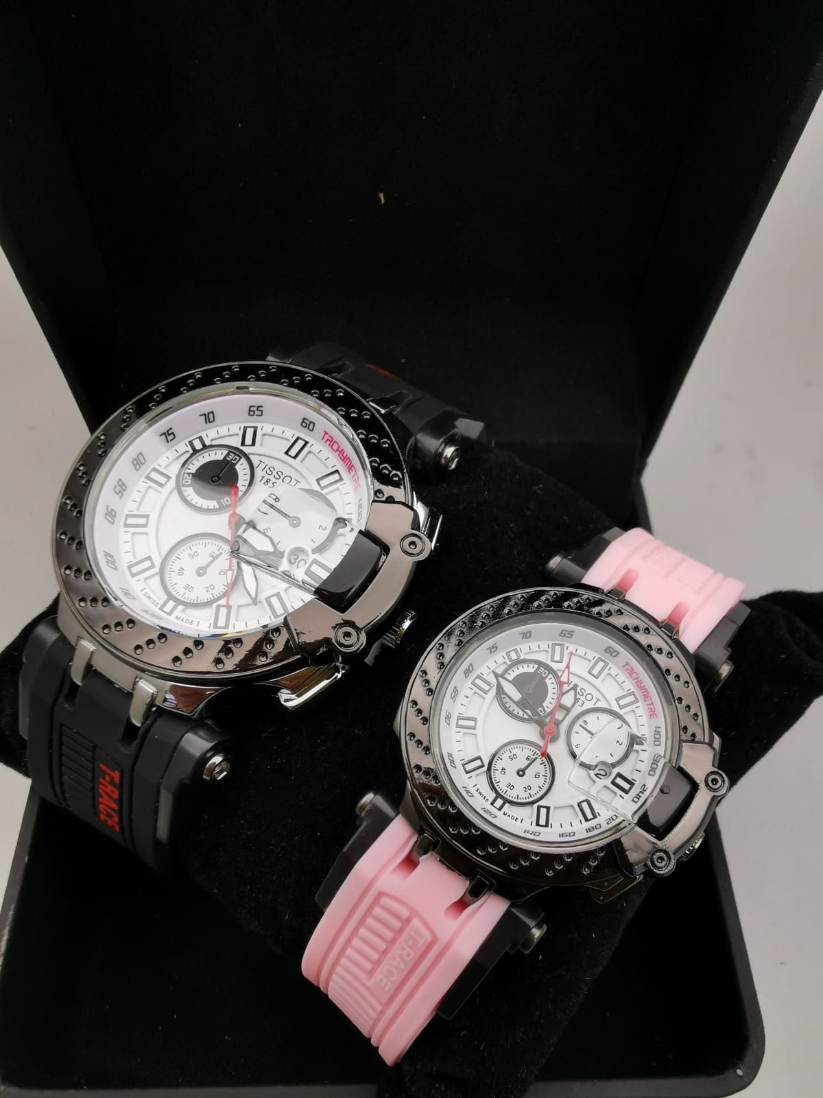 Dos relojes de pulsera de gran tamaño, negros y plateados