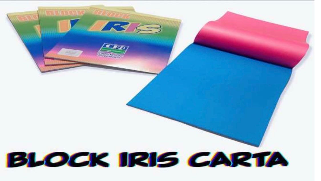 Bloque de papel azul y rosa con tres bloques más apilados sobre una superficie blanca.