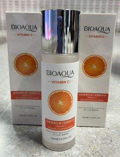 Frascos de suero de vitamina C BIAQUA con rodajas de naranja en las cajas.