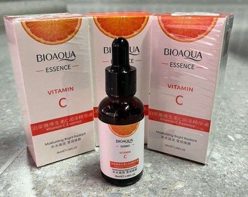 Frasco de suero de vitamina C Biaoqua con tres cajas. El envase es blanco con rodajas de naranja y texto en rojo.