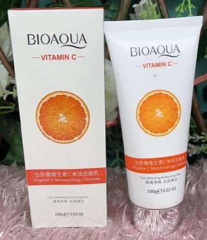 Tubo y caja blancos de limpiador con vitamina C Bioaqua con ilustración de rodaja de naranja.