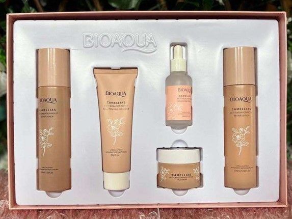 Set de cuidado de la piel Bioraqua en caja rosa: dos lociones, una crema, un spray y una crema para ojos.