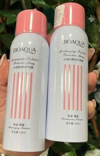 Dos botellas de spray humectantes Biaoqua de color blanco con tapas y rayas rosas, sostenidas por una persona.