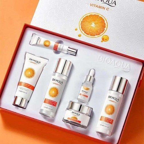 Set de cuidado de la piel de naranja con productos con vitamina C en una caja de regalo.