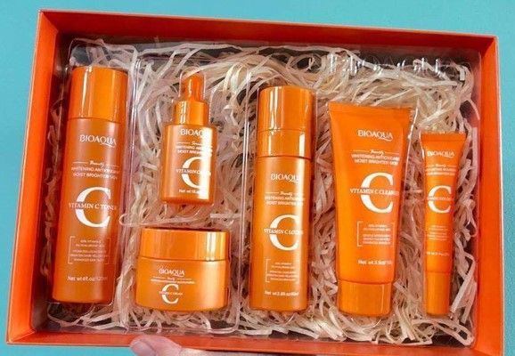 Set de cuidado de la piel de naranja con productos con vitamina C en una caja de regalo.