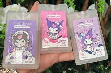 Exhibición de cajas de perfume Flower Rococo con My Melody, Hello Kitty y Stitch.
