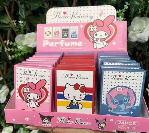 Exhibición de cajas de perfume Flower Rococo con My Melody, Hello Kitty y Stitch.