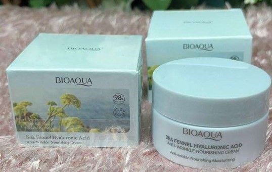 Envase de la crema nutritiva antiarrugas Biaoqua con ácido hialurónico y hinojo marino. Tarro y cajas de crema