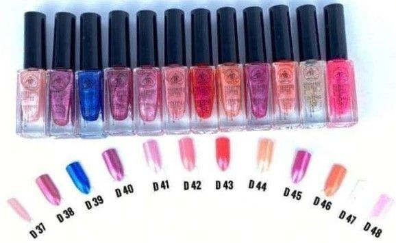 Botellas y muestras de esmaltes de uñas en varios tonos: rosa, azul, rojo, naranja y morado.
