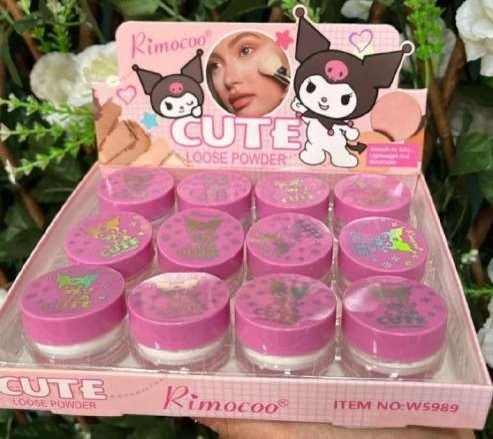 Frascos de polvos sueltos cosméticos de color rosa con personajes de dibujos animados de Kuromi, presentados en una caja.