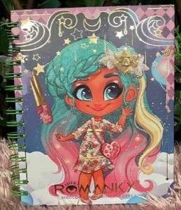 Cuaderno con niña de dibujos animados; pelo turquesa, vestido floral, bolso en forma de corazón.