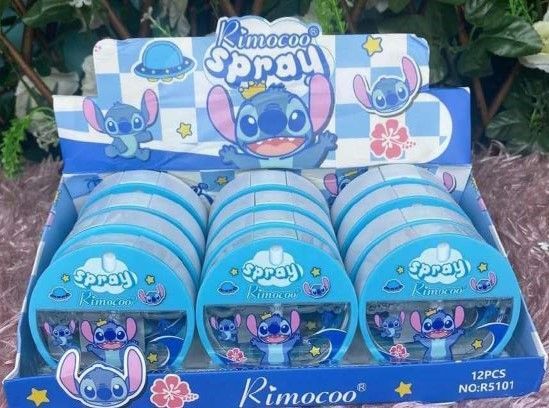 Exhibición de latas de aerosol ambientador con temática de Stitch en una caja azul.