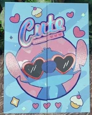 Personaje de Stitch con gafas de sol en forma de corazón, la palabra