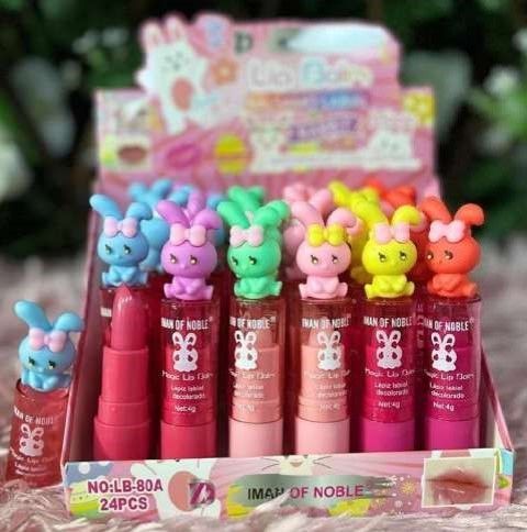Una exhibición de labiales con forma de conejito en varios colores.