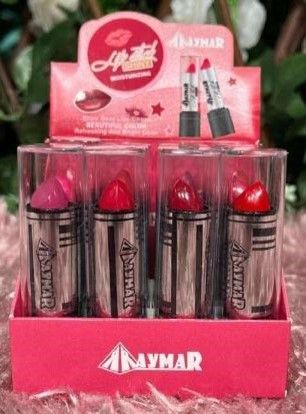 Vitrina expositora de cuatro labiales en tubos transparentes, en tonos rosa y rojo.
