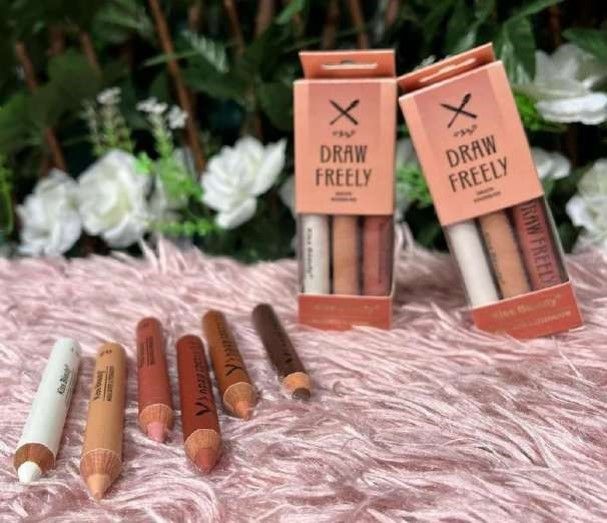 Crayones de maquillaje en varios tonos, algunos en cajas etiquetadas