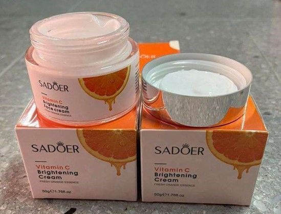 Dos frascos de crema iluminadora con vitamina C de Sadoer