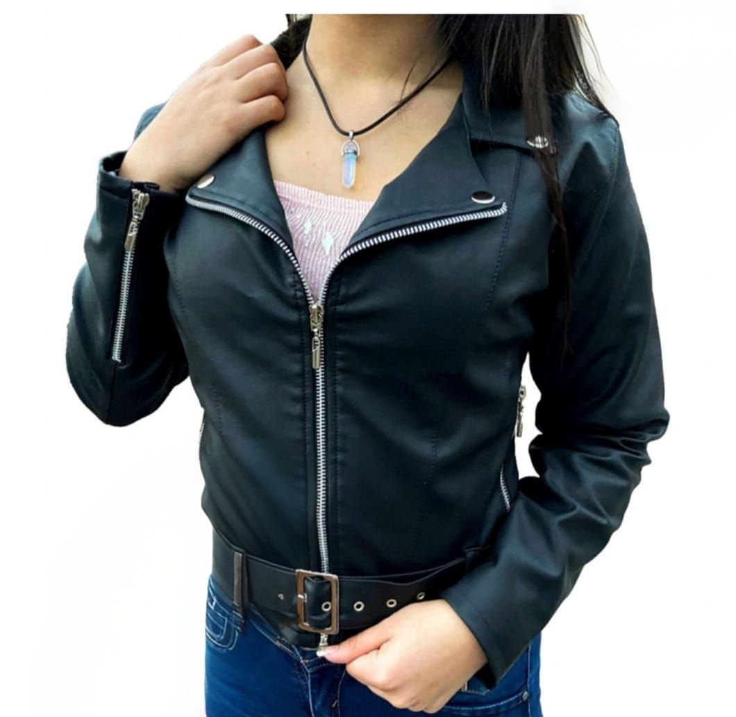 Chaqueta de cuero negra con cinturón, cerrada con cremallera, sostenida por una persona.