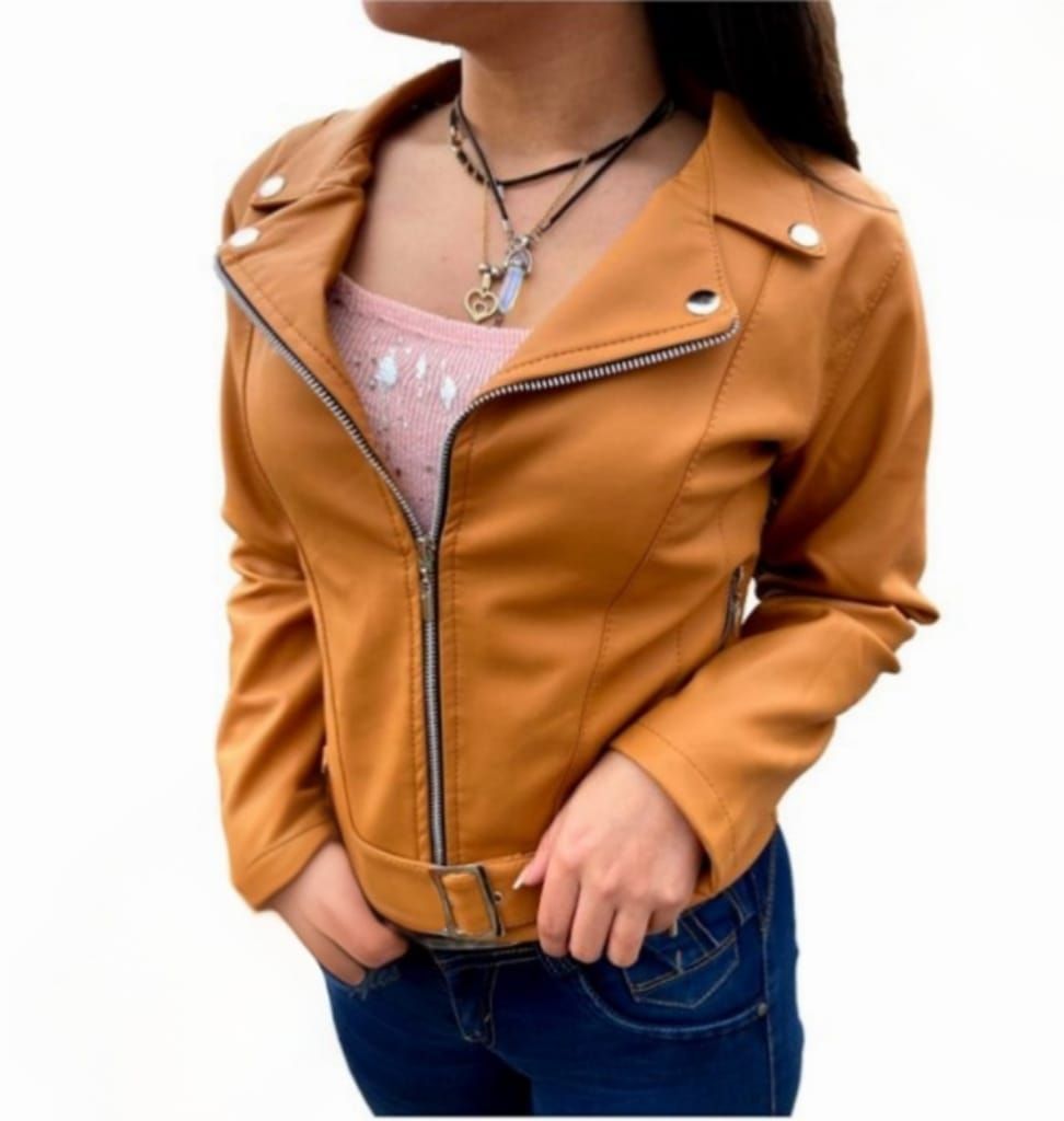 Chaqueta de cuero negra con cinturón, cerrada con cremallera, sostenida por una persona.