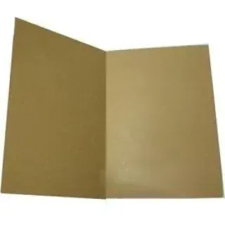 Papel color canela doblado.